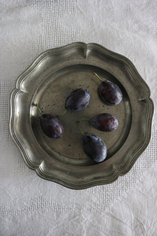 antique Belgian pewter plate made by Robert Pompe