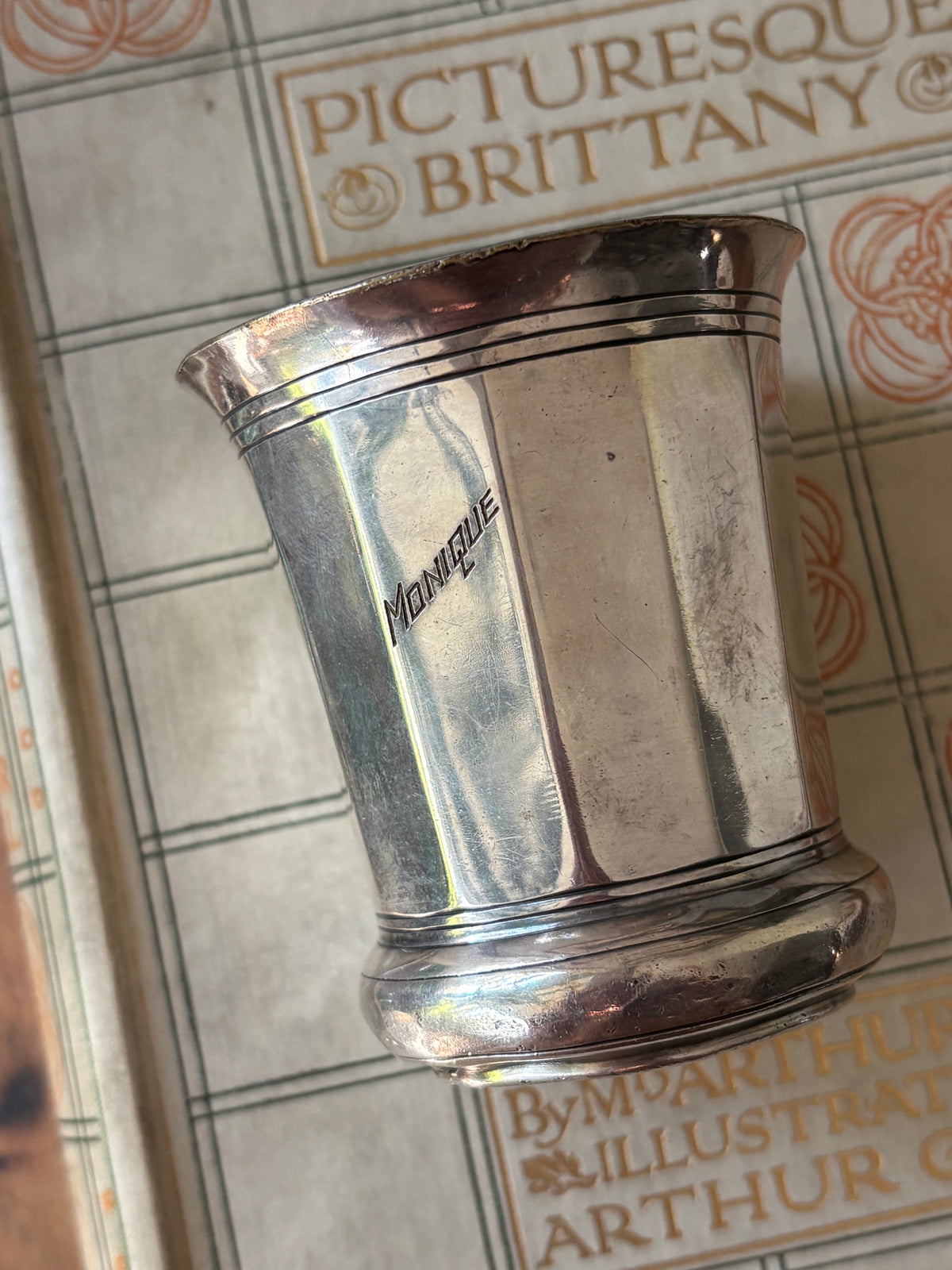 Gobelet ancien en argent français gravé « Monique »