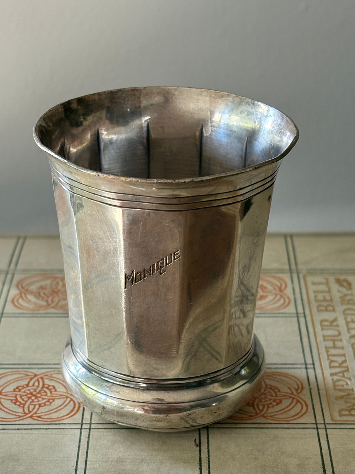 Gobelet ancien en argent français gravé « Monique »