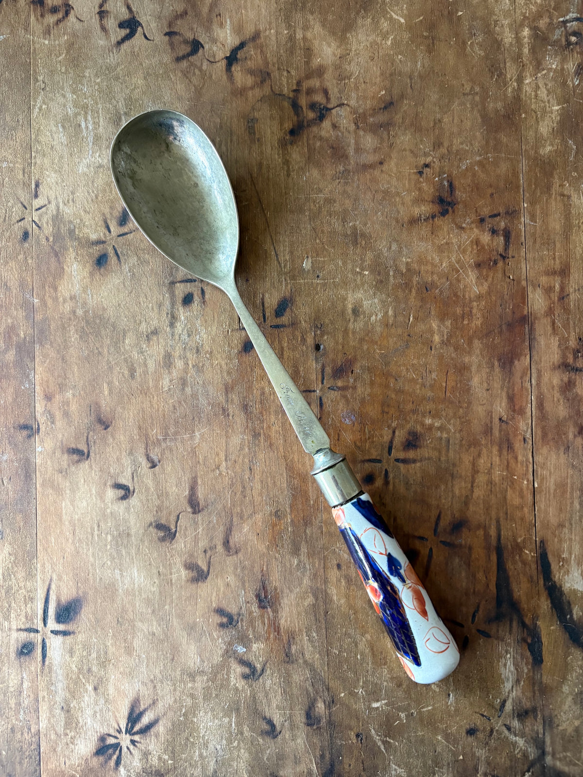 cuillère de service ancienne en porcelaine peinte à la main et en métal argenté de l'époque victorienne
