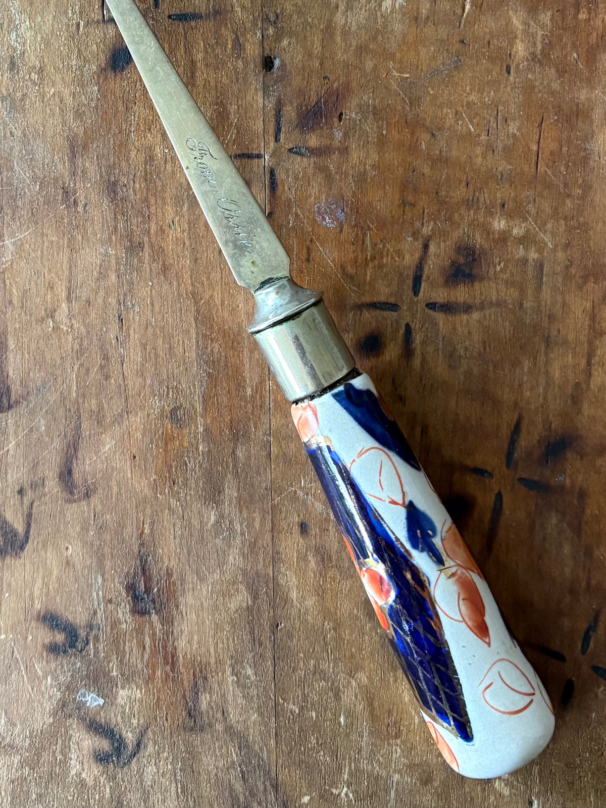 cuillère de service ancienne en porcelaine peinte à la main et en métal argenté de l'époque victorienne