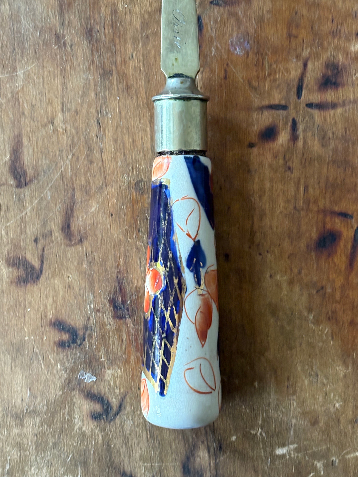 cuillère de service ancienne en porcelaine peinte à la main et en métal argenté de l'époque victorienne