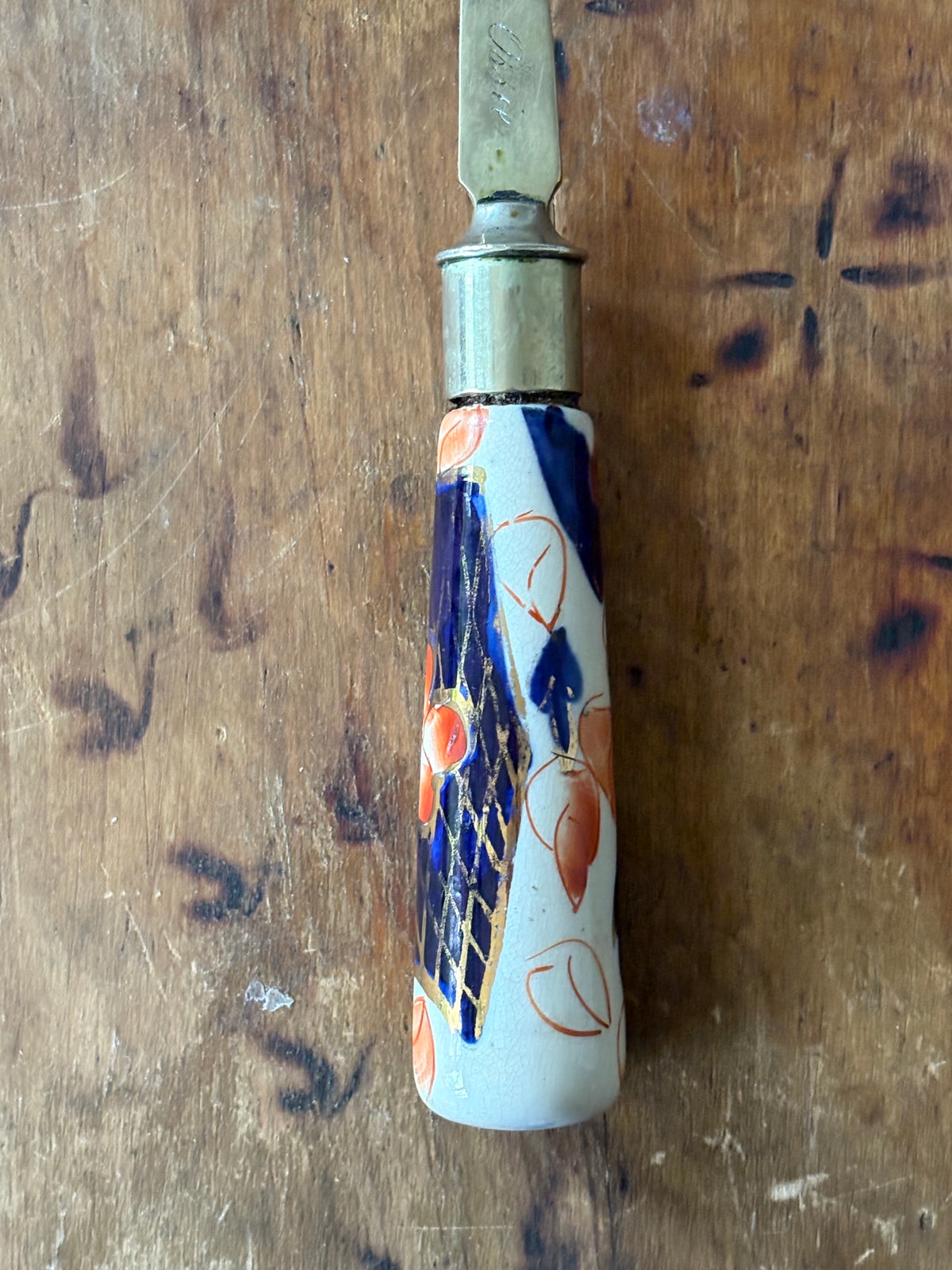 cuillère de service ancienne en porcelaine peinte à la main et en métal argenté de l'époque victorienne